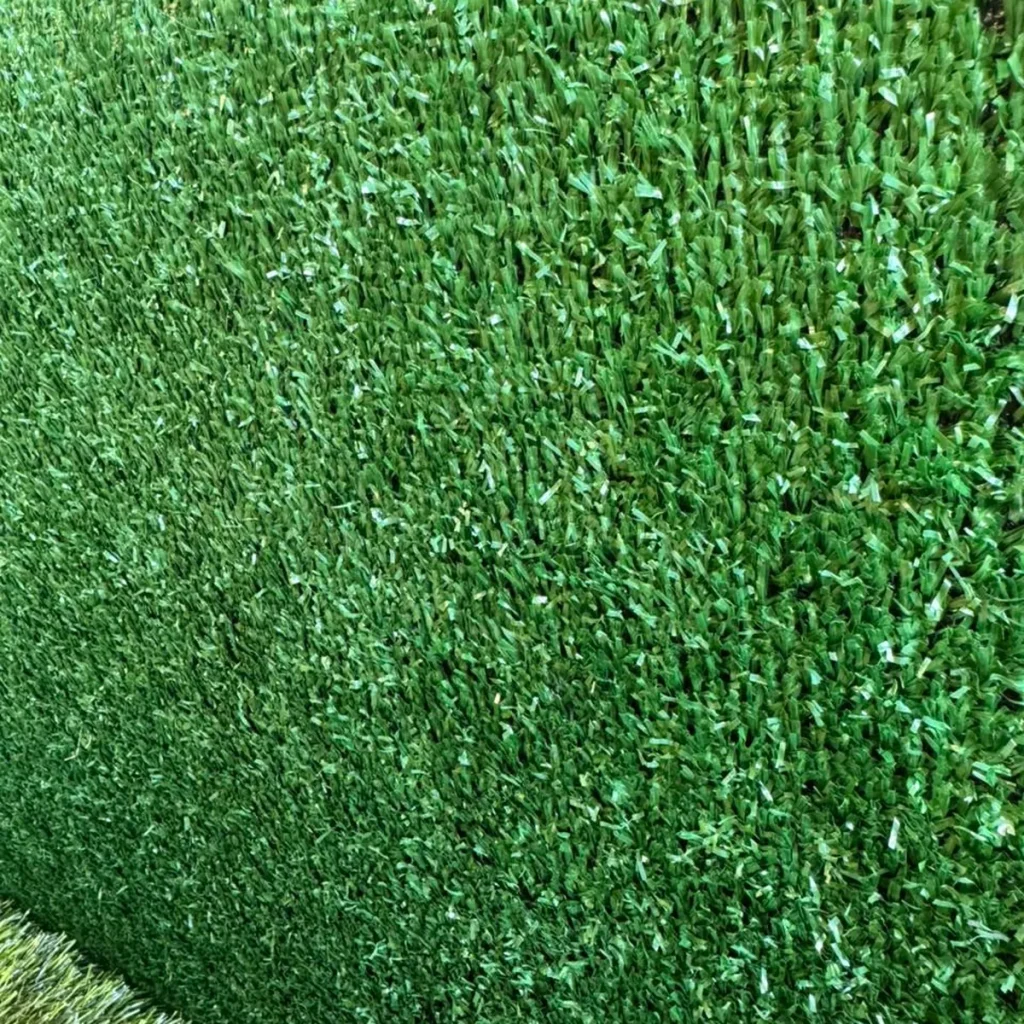 Pasto sintético de 10 mm tipo alfombra – 4 metros de ancho